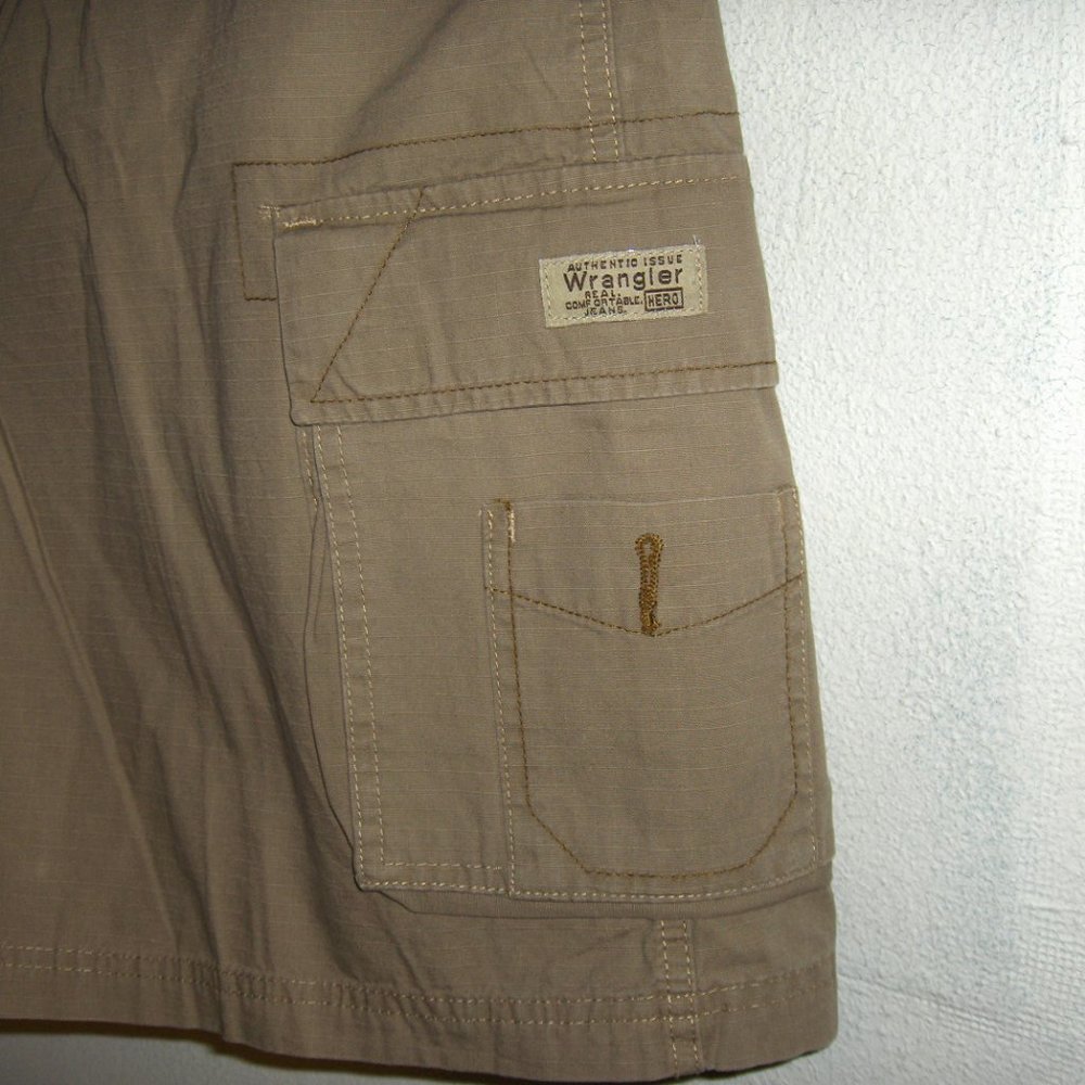 Wrangler Rip Stop Cargo Shorts, 42, Measure 43" W - Picture 2 of 6